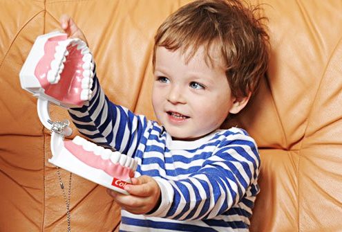 Удаление молочного и постоянного зуба ребенку